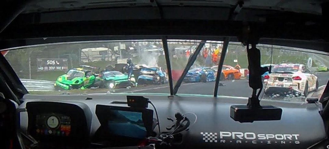 VERSTAPPEN'IN DE BULUNDUĞU NLS YARIŞINDA BÜYÜK KAZA!